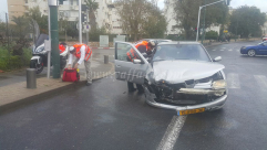 بالصور: اصابة طفيفة لشخصين بحادث طرق بين مركبتين في مدينة يافا 